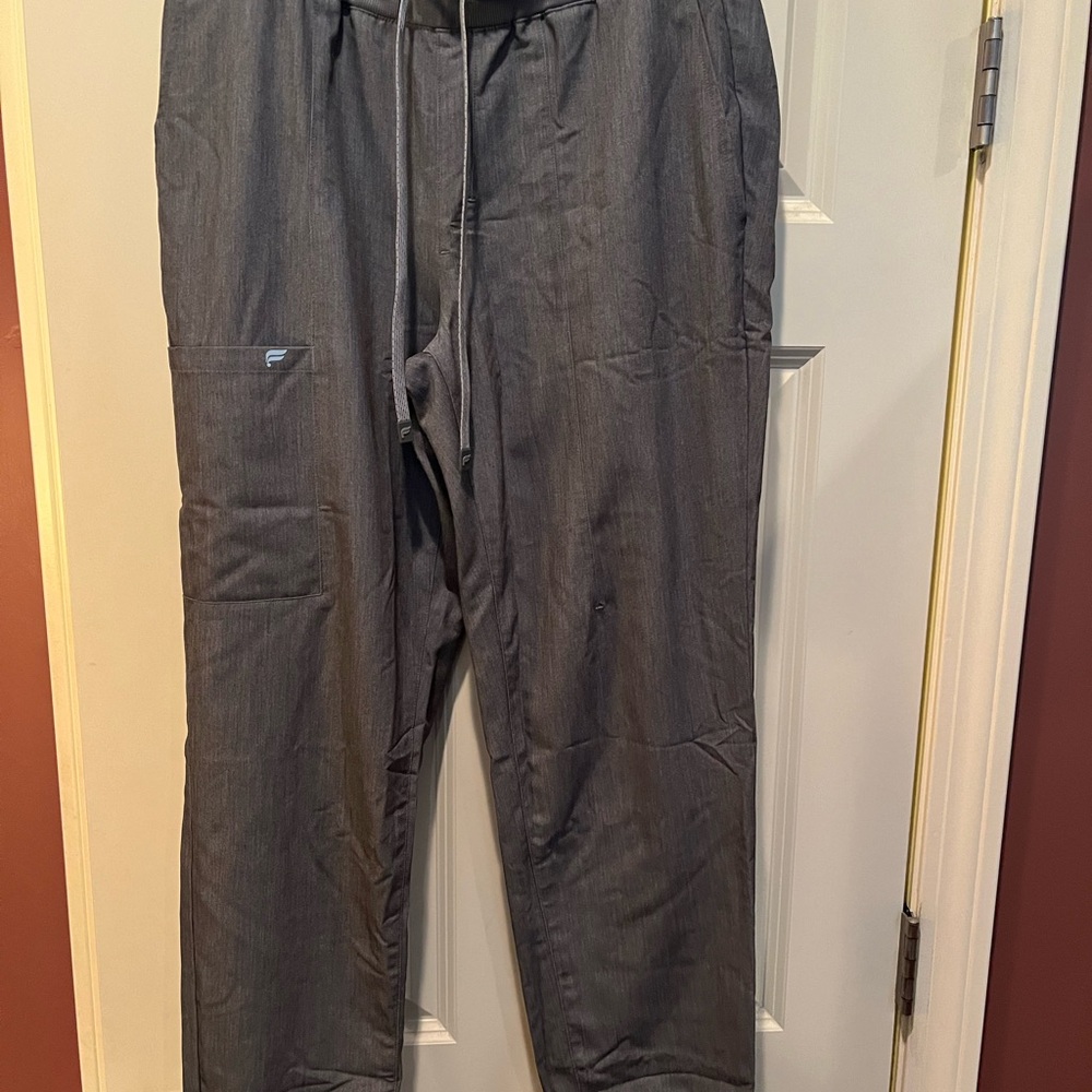 Fabletics L women scrub pants